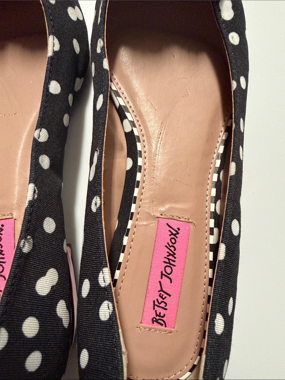Betsey Johnson Black & White Polka Dot Flats with Gold Sequin and Red Heart - Picture 3 of 6